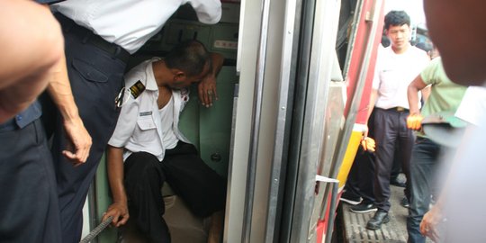 Proses evakuasi masinis terjepit kabin akibat tabrakan KRL di Juanda
