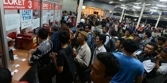 Imbas tabrakan kereta, ribuan penumpang menumpuk di Manggarai