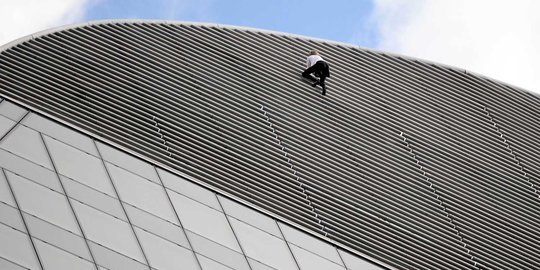 Aksi Alain Robert panjat gedung 185 meter tanpa pengaman