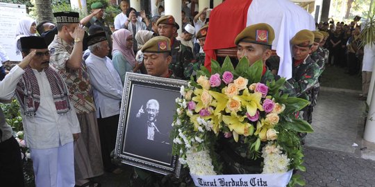Prajurit TNI AD antar jenazah Adnan Buyung ke TPU Tanah Kusir
