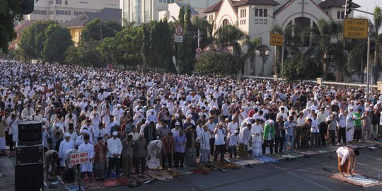 Ribuan warga Jatinegara gelar salat Idul Adha di jalan raya