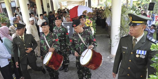 Adnan Buyung dimakamkan secara militer