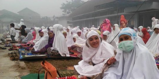 Warga Palembang batuk-batuk saat salat Ied di tengah kabut asap