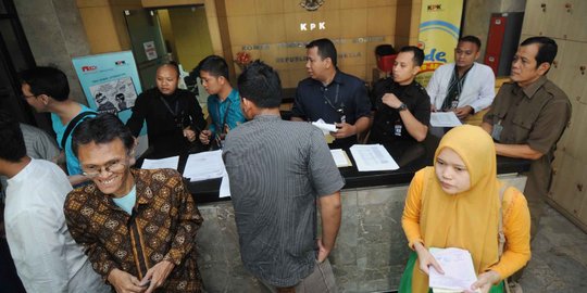 Idul Adha, keluarga tahanan silih berganti datangi Gedung KPK