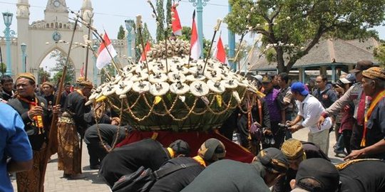 Rayakan Idul Adha, warga Solo berebut 2 gunungan keraton