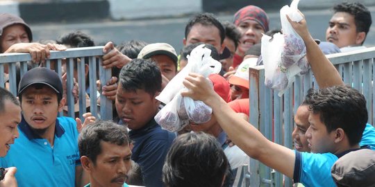 Antusiasme warga berebut daging kurban di DPP LDII