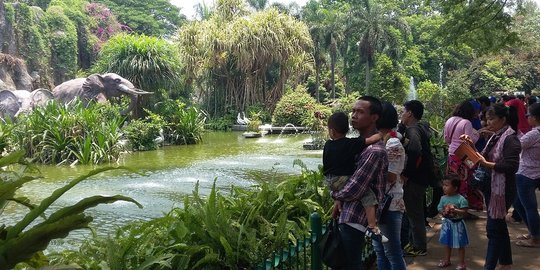 Manfaatkan hari libur, warga Jakarta berwisata ke Ragunan