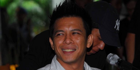 Ariel dan Sophia taburkan bunga di Makam Adnan Buyung