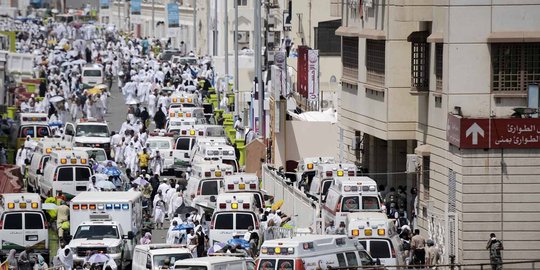 Kesibukan ambulans mondar-mandir evakuasi jemaah haji di Mina