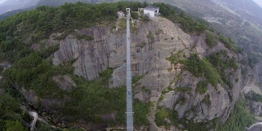 Uji nyali seberangi jembatan kaca 300 meter yang bikin kaki lemas