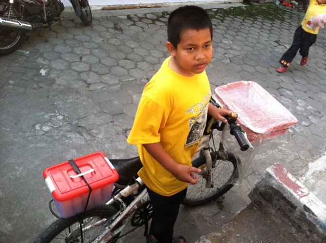 bocah penjual sandwich di sleman