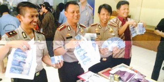 Polisi tangkap 5 pembuat uang palsu, alat dan Rp 16 juta disita