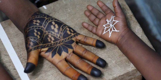 Tradisi wanita Pantai Gading rayakan Idul Adha dengan tato henna