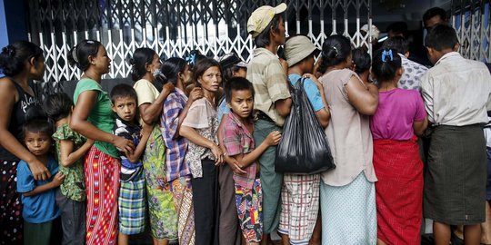 Potret pembagian daging hewan kurban di Myanmar