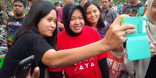Pamit ke warga Surabaya, Risma-Whisnu selfie di Taman Bungkul