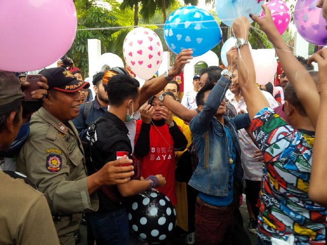 risma selfie dengan warga surabaya