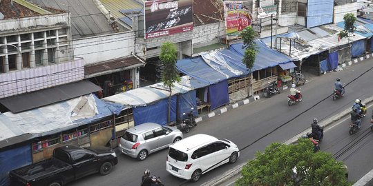 Potret kumuh trotoar Kota Bandung dipenuhi lapak-lapak PKL