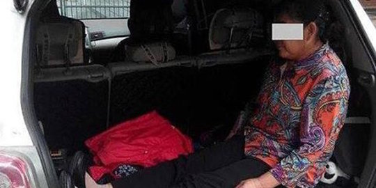 Anak durhaka di China paksa ibu duduk di bagasi agar bisa selonjoran