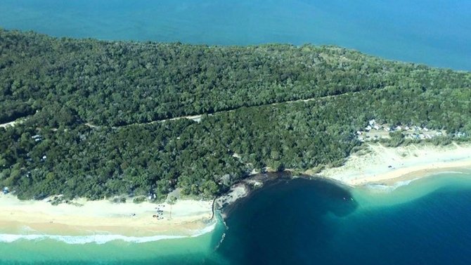 sinkhole di inskip point queensland