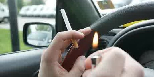 Mulai 1 Oktober 2015, merokok di mobil bakal didenda Rp 1 juta!