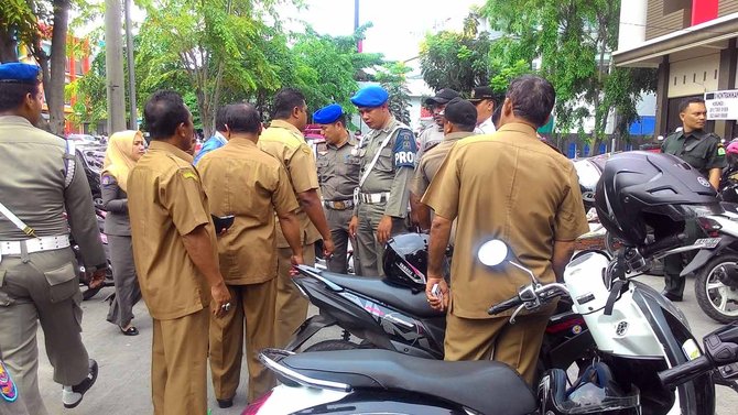 pns dan polhut nongkrong saat jam kerja