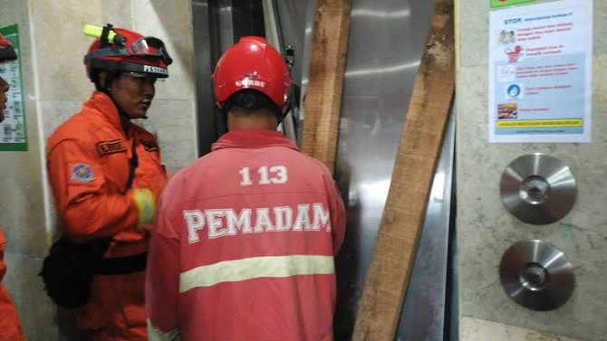 ibu dan anak terjebak di lift