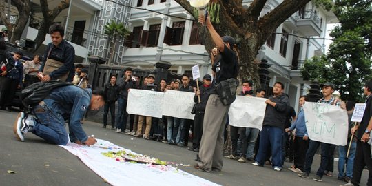 Unjuk rasa kecam pembunuhan petani yang tolak tambang di Lumajang