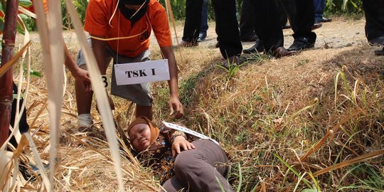Begini adegan rekonstruksi pembunuhan sadis mahasiswi di Kediri