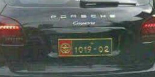 Deretan mobil mewah ini arogan dengan pelat nomor TNI