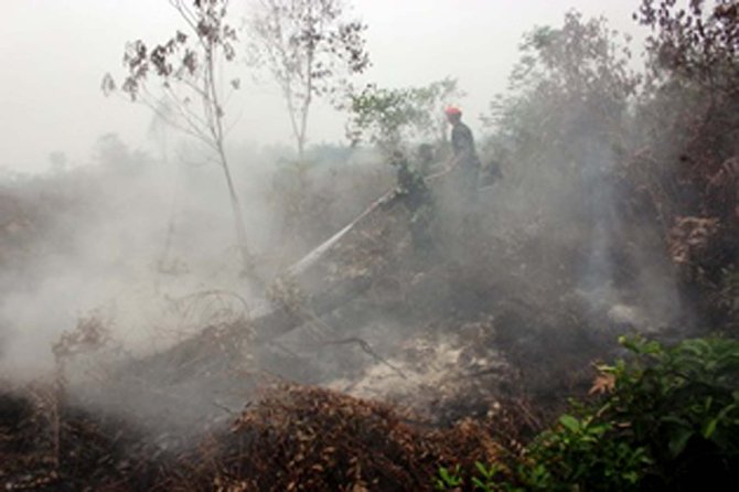 aksi paskhas atasi kabut asap di pekanbaru