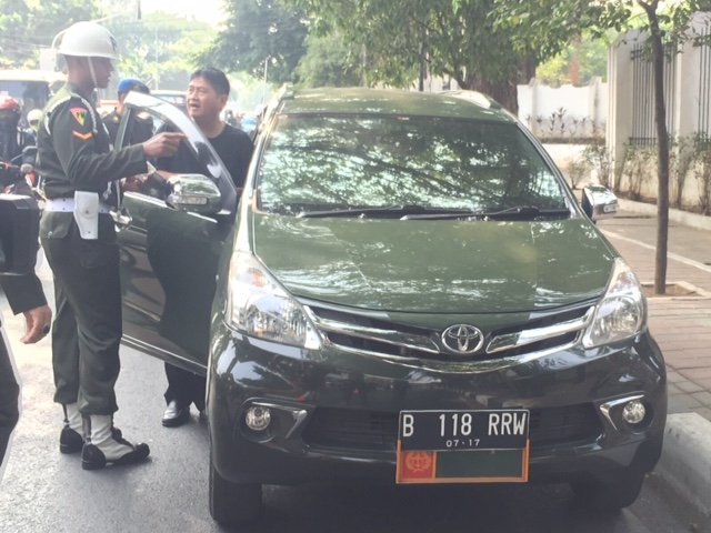 razia atribut tni
