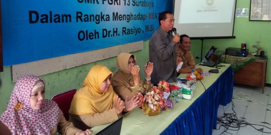 Bantah kampanye, Rasiyo hadiri acara di SMK PGRI 13 Surabaya