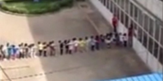 [Video] Murid TK disuruh berbaris buat ditendangi guru satu per satu
