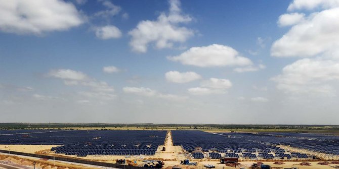 Melihat pembangunan pusat pembangkit tenaga surya India