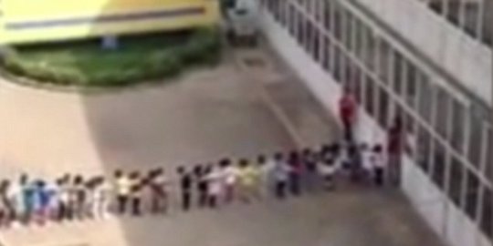 tk ini disuruh berbaris buat ditendangi gurunya rev5