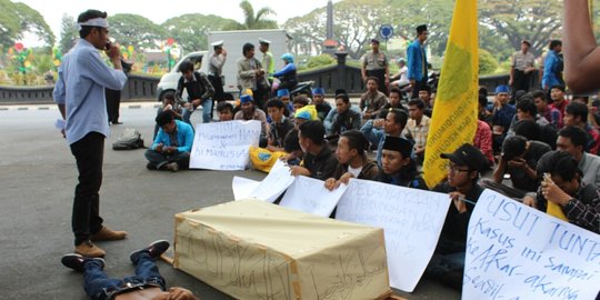 Dukung Salim Kancil dan Tosan, simpatisan galang dana buat keluarga