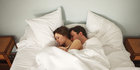 Ungkap Level Romantisme Pasangan lewat Posisi Tidur!