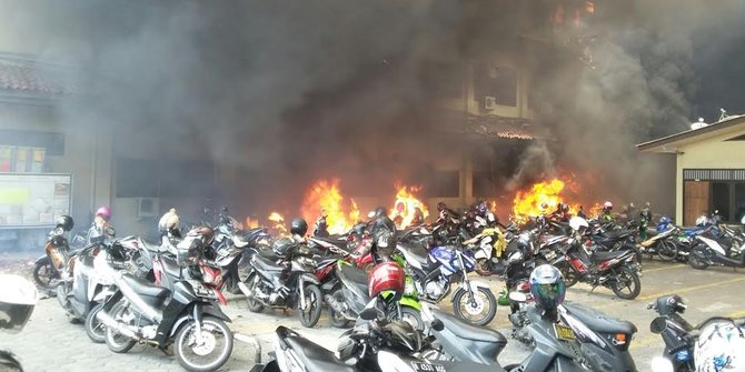 Puluhan motor hangus saat Mapolda Jateng kebakaran