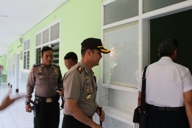 polda jatim beri santunan ke keluarga tosan