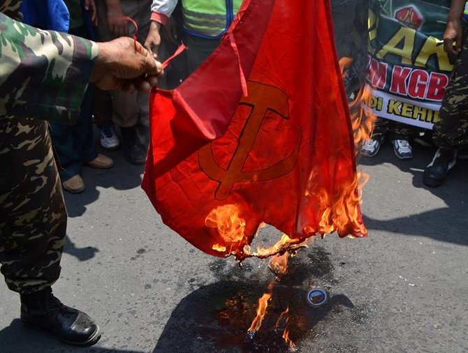 banser tolak komunis gaya baru dan aksi bakar bendera pki