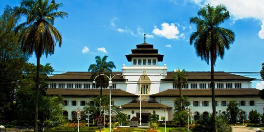 Apa benar di atas Gedung Sate ada enam 'sate'