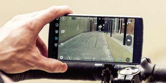 LG V10 dengan RAM 4 GB ini punya 2 layar aktif sekaligus