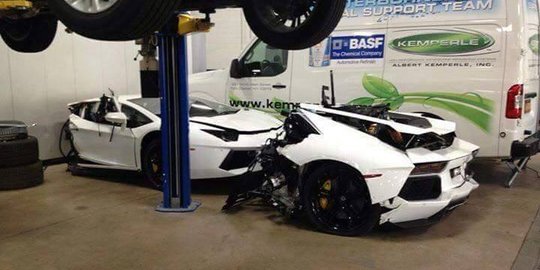 Ngerinya Lamborghini Aventador patah jadi dua