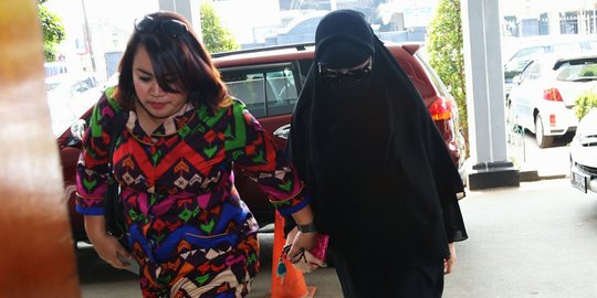 Penampakan Amel Alvi pakai cadar hadiri sidang mucikari artis