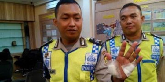 Kisah heroik polantas berhentikan taksi nakal tapi malah ditabrak