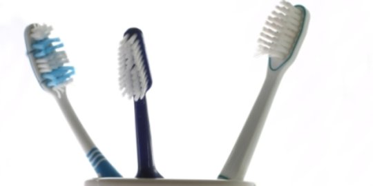 Hati-hati! 4 kesalahan perawatan sikat gigi ini sering kamu lakukan