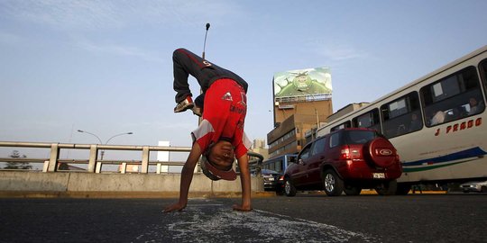 Kisah keprihatinan dua bocah Peru breakdance di tengah jalan