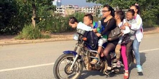 Tujuh anggota keluarga ini naik satu sepeda motor