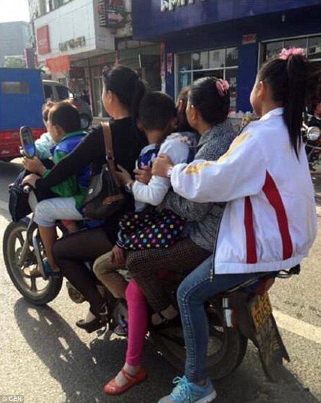satu motor dinaiki tujuh orang di china