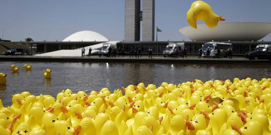 'Ribuan bebek karet' protes kenaikan pajak di Brasil